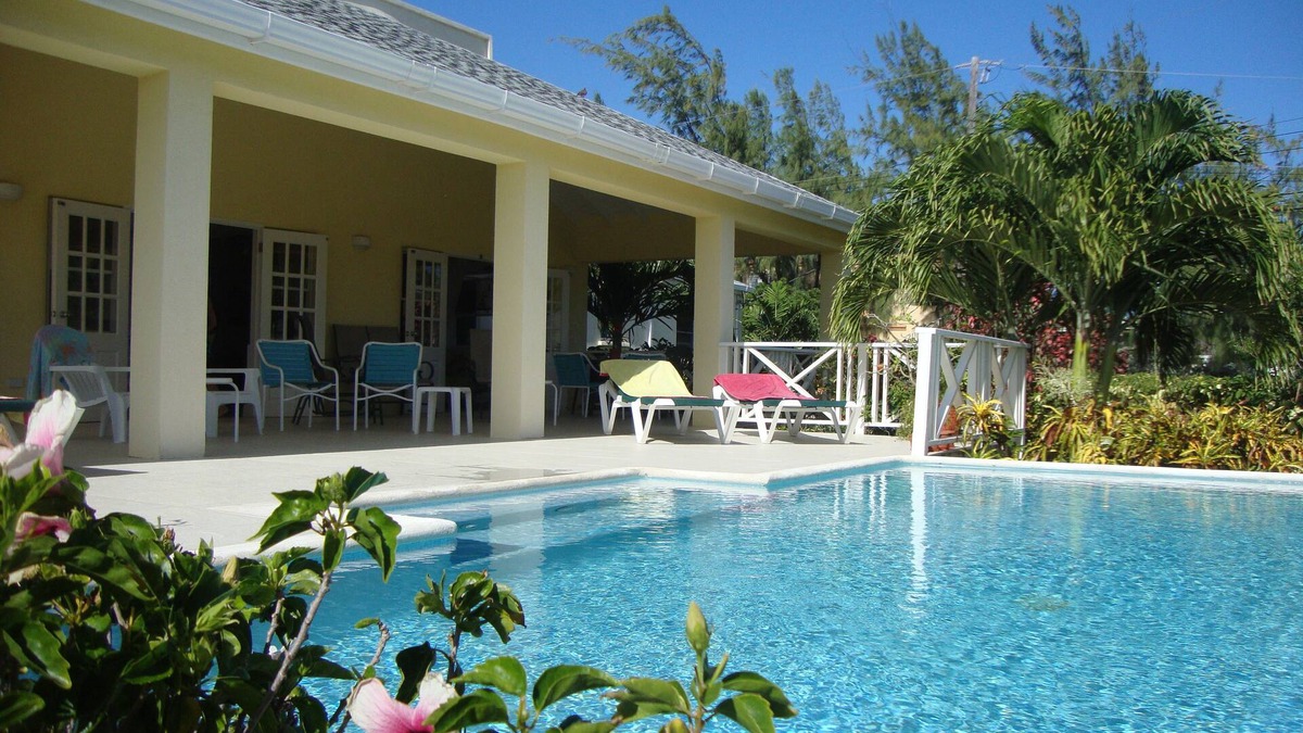 'Bout Time. Lovely villa with pool and close to beach