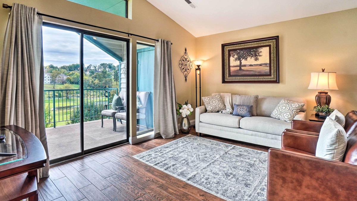 Branson Condo on Golf Course: Community Pool!