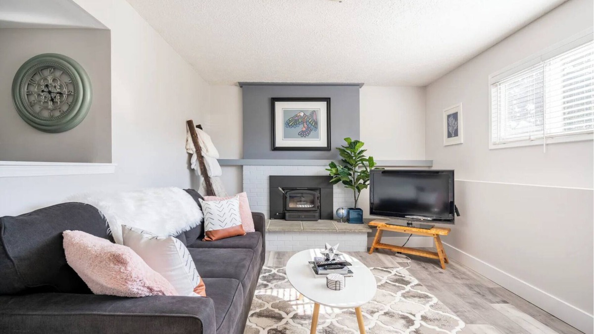 Bright and beautiful 2 bedroom minutes to ocean & shopping