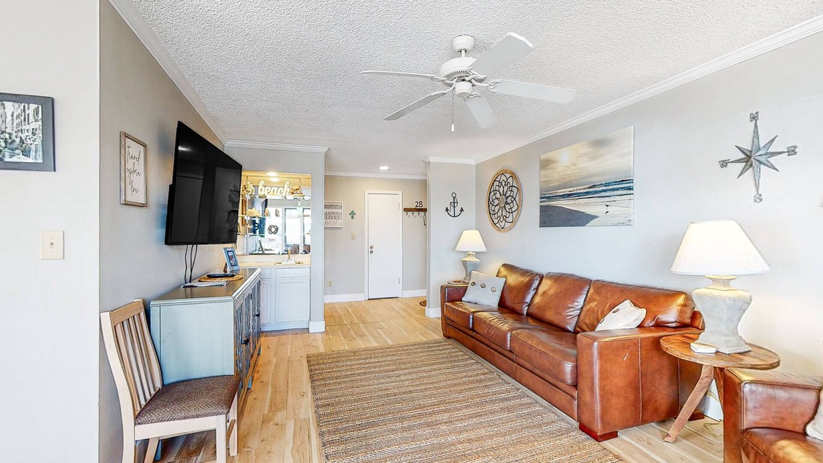 Bright & Beautiful Condo with Shared Pool, Boat & Fishing Pier, Balcony, AC