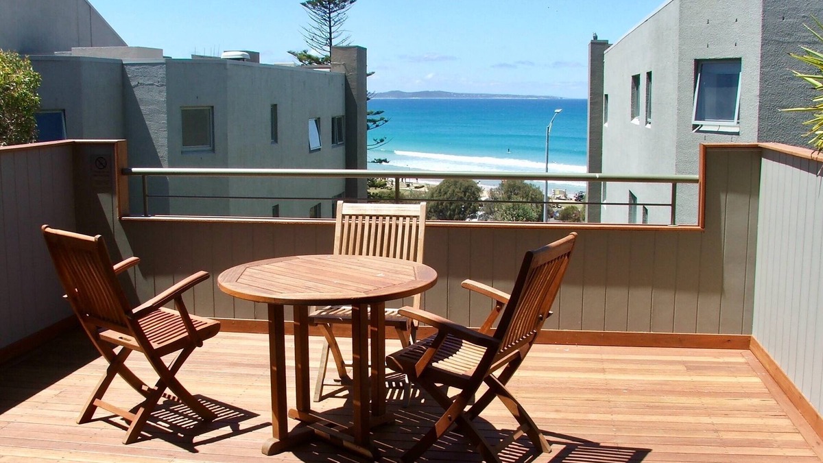 Bright, spacious, modern and cosy 2 bedroom apartment with amazing ocean views.