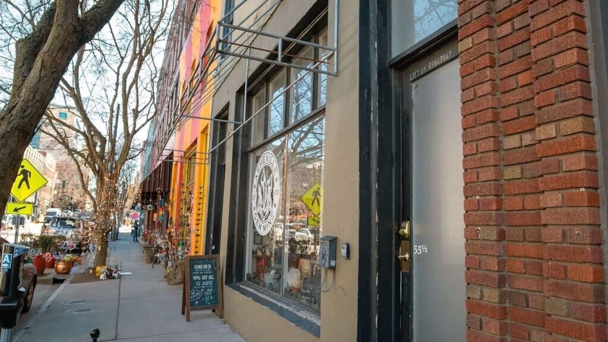 Broadway Downtown Loft + 2 Off Street Free Parking Spaces