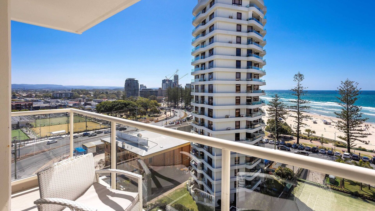 Burleigh Beach Level 9 - Steps away from the Sand