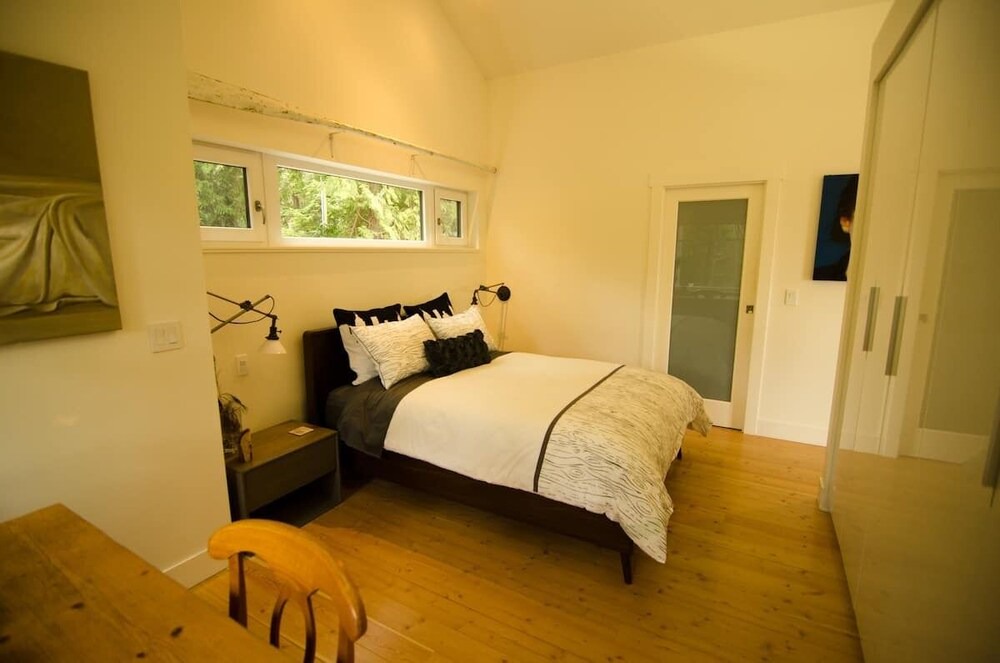 Coast modern coach house , separate cottage on 1,2 acer with ocean view