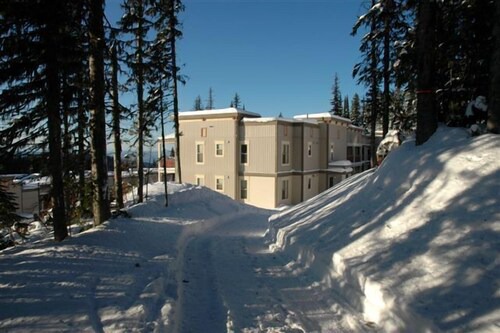 Ground Floor Creekside Condo - Ski in/Out - New Furniture - Pet Friendly Too!