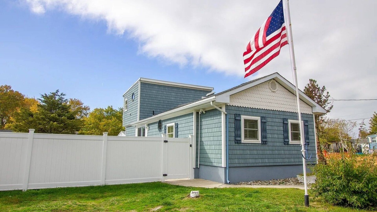 Cape May Villas Pet Friendly 3 BR, 2 Bath home w/Hot Tub