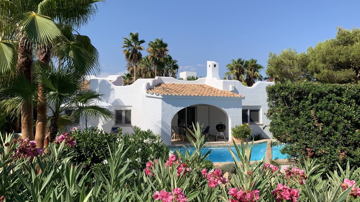 Casa Cel Blau, by the sea, large pool, beautiful Mediterranean garden