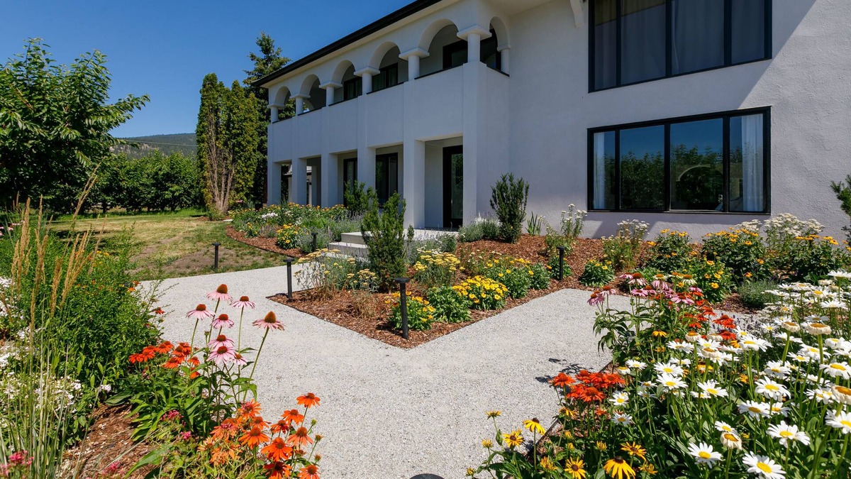 Casa Cereza / Spanish Home in Orchard