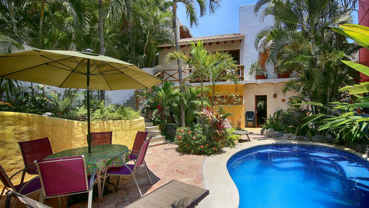 Casa Dos Amigos: Spacious 4BR w/Pool, Garden & Near Beach!