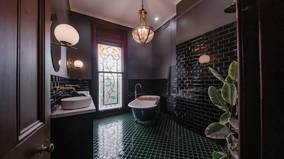 CBD 3 bedroom luxe heritage townhouse with award winning bathroom