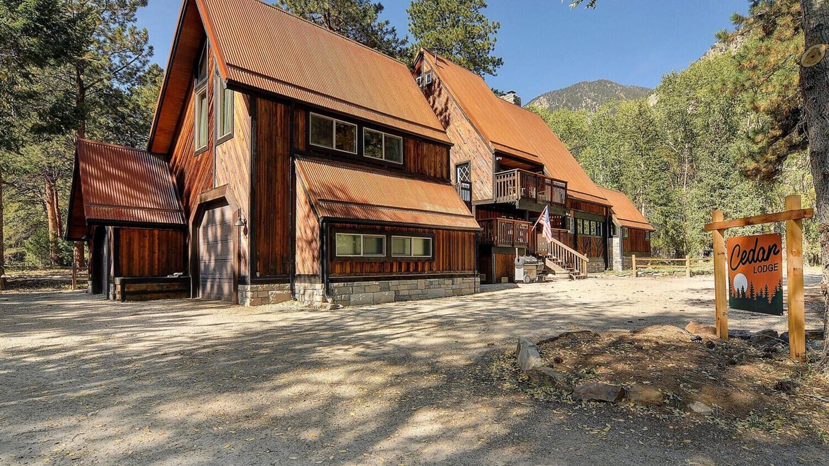Cedar Lodge - private and spacious home - enjoy a cozy fire!