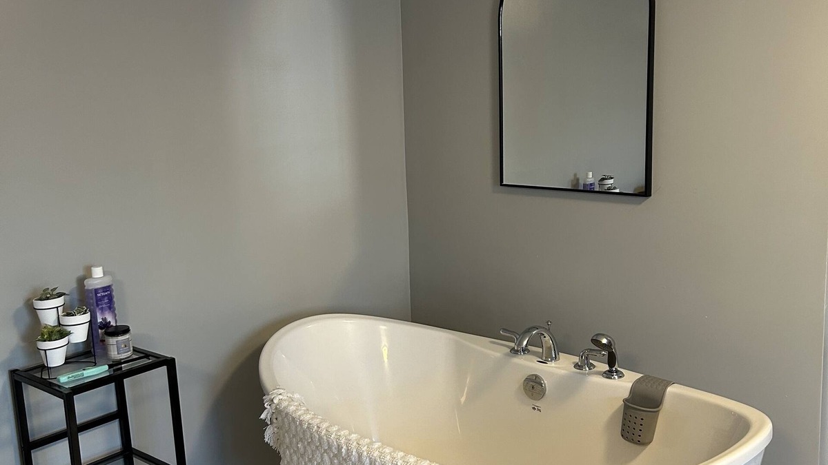 Chapel Suites - Deluxe King Suite