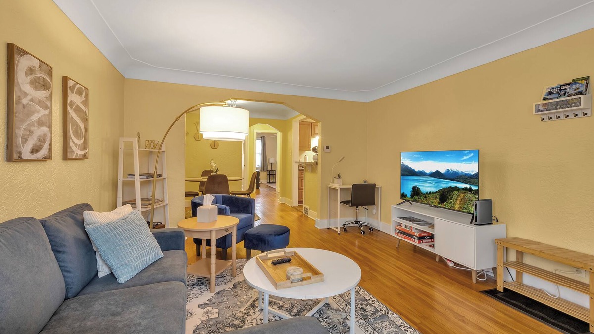 Charming 2-BR apartment with AC, WiFi and covered parking in lovely Buffalo!