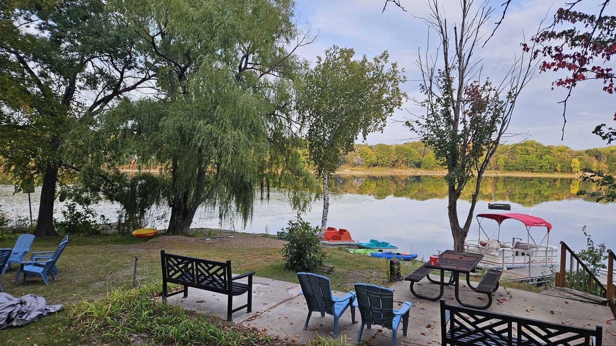 Charming and spacious 5 bedroom, 3 bath,19 guest home on peaceful keewahtin lake