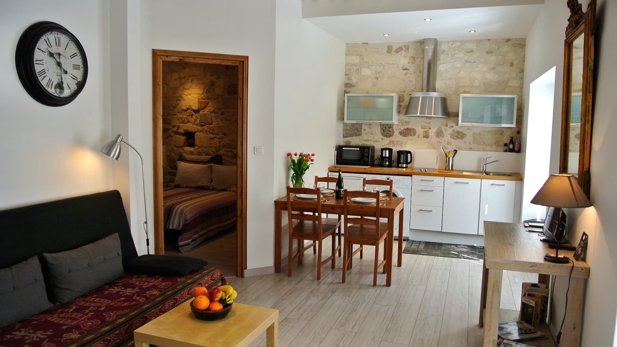 Charming apartment inside the old walls of Avignon