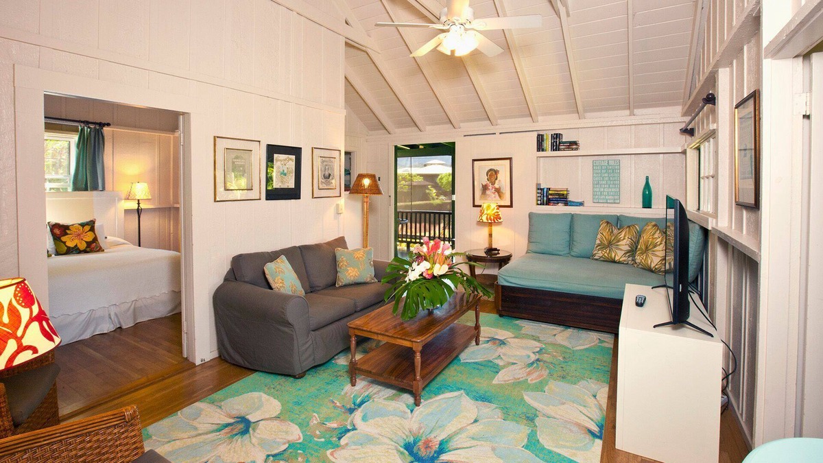 Charming Hanalei Beach Cottage Walk to town & the Beach! A/C TVNC-1091