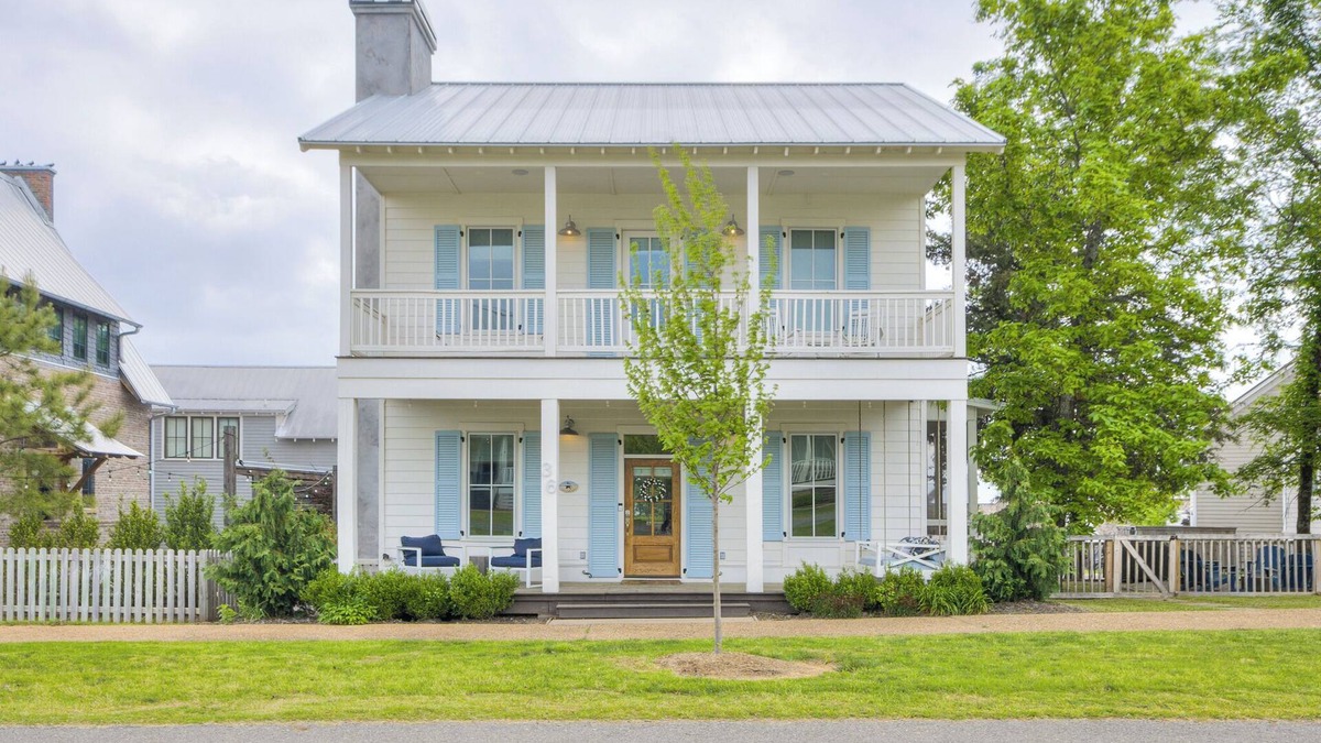 Charming home in the heart of Carlton Landing!