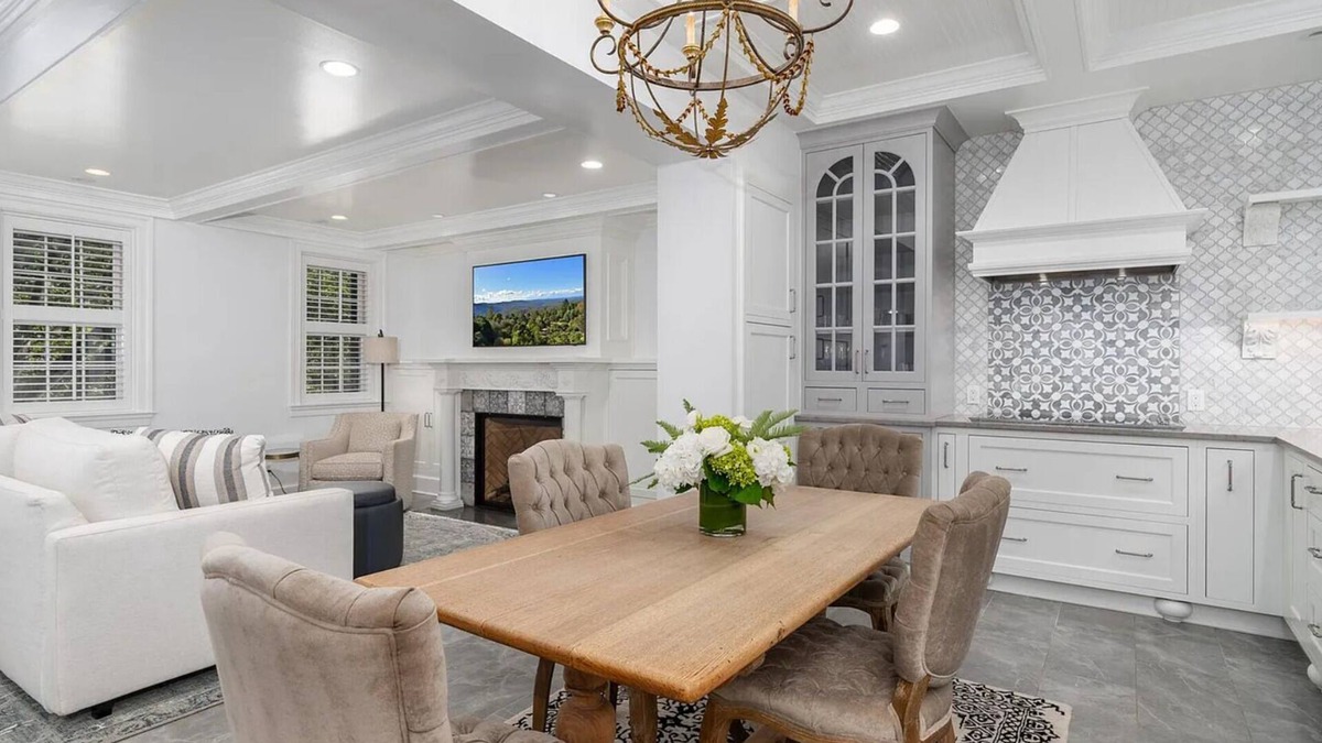 Charming Old Town Jewel Box on Captain's Row one Block from the Potomac River