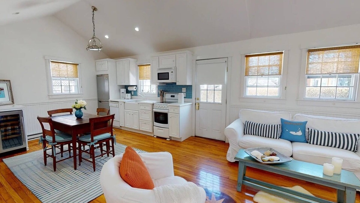 Charming one bedroom cottage, close to lower Main Street and Handlebar Cafe.