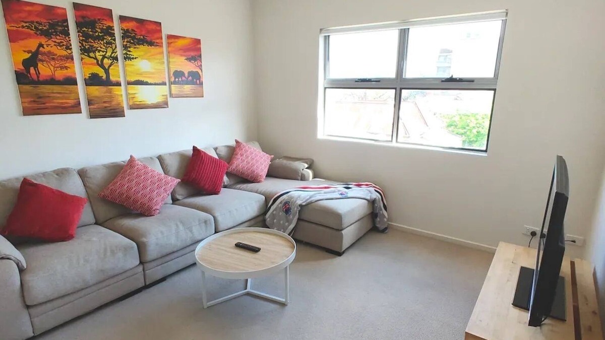 Cheerful in city 3 bedroom townhouse with garage