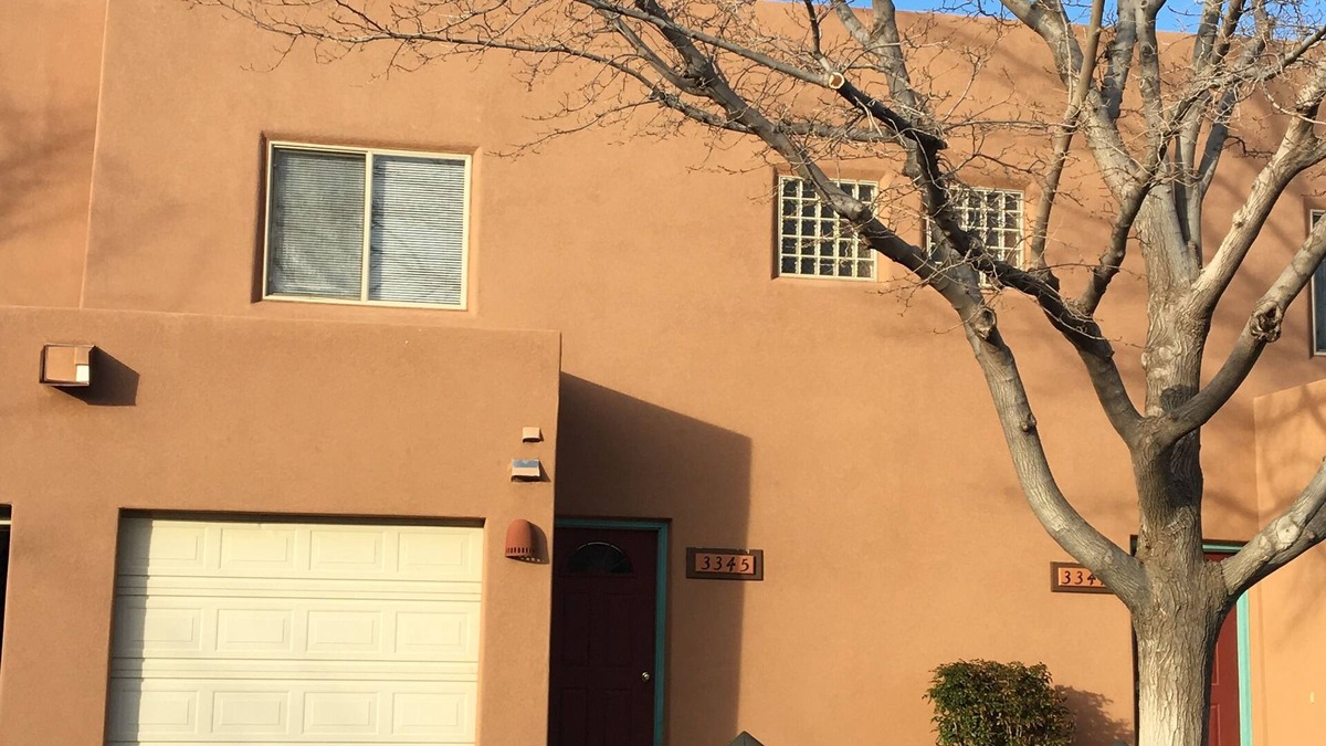 Clean, Cozy, Convenient-On golf course; Ride out of garage to Trails/Petroglyphs