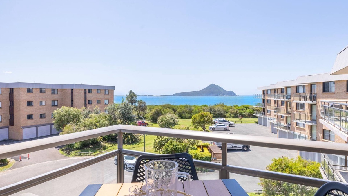 Commodore 6, 6 Intrepid Cl - water views, Air Con, Wi-Fi