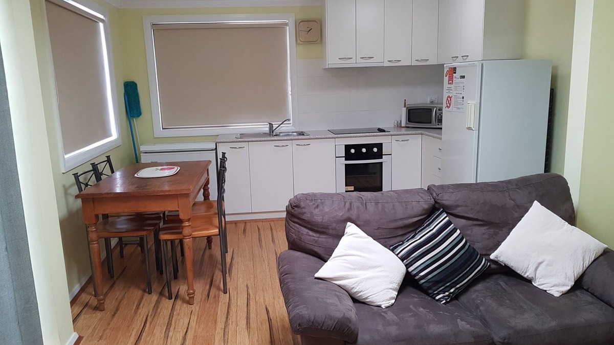 Cosy, fully self-contained lakefront 2 bedroom apartment