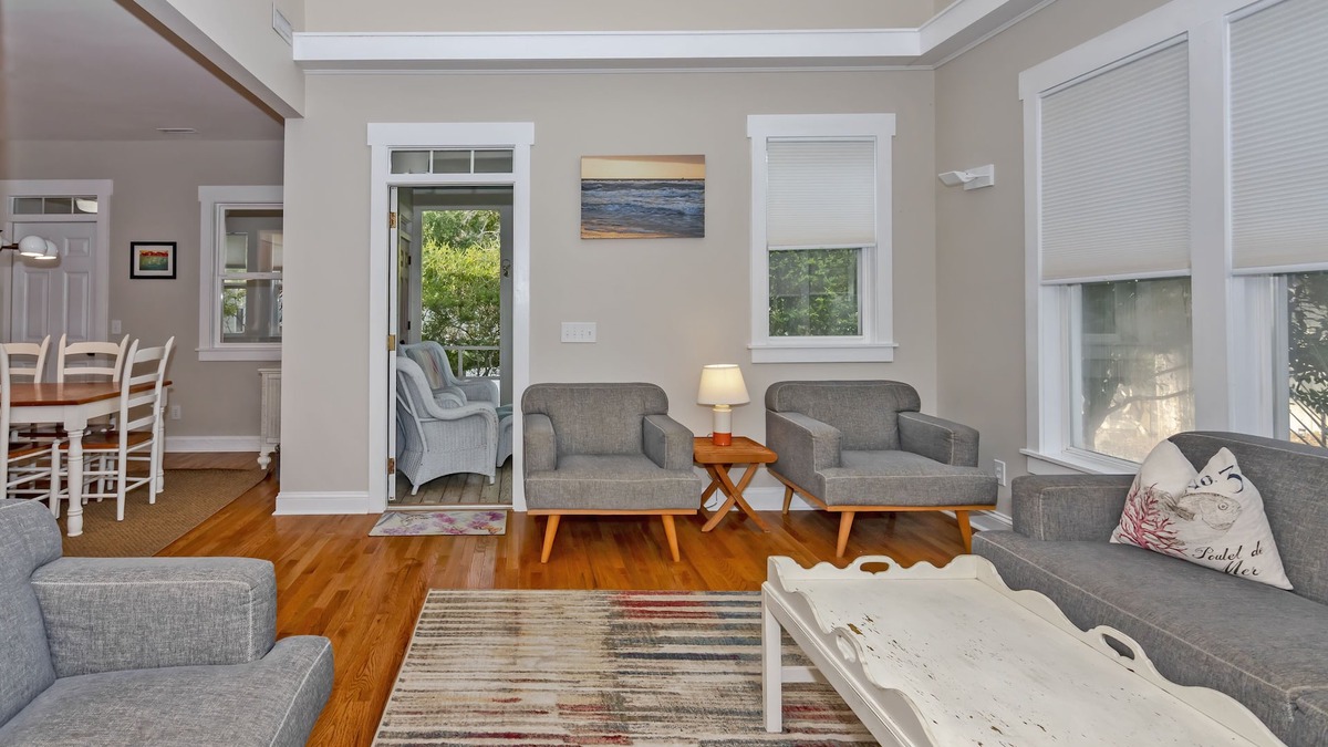 Cottage located in the middle of the island and amenities. Screened in porch and open concept living