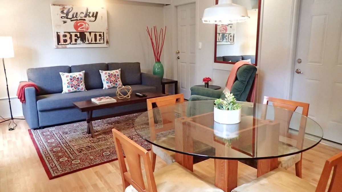 COUNTRY WOODS BUNGALOW - Walk to Winery +Berry Farm - Fort Langley