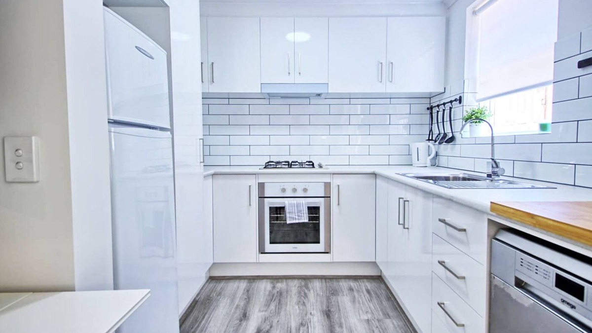 Courtyard 2 bdm close to airport, beach & city
