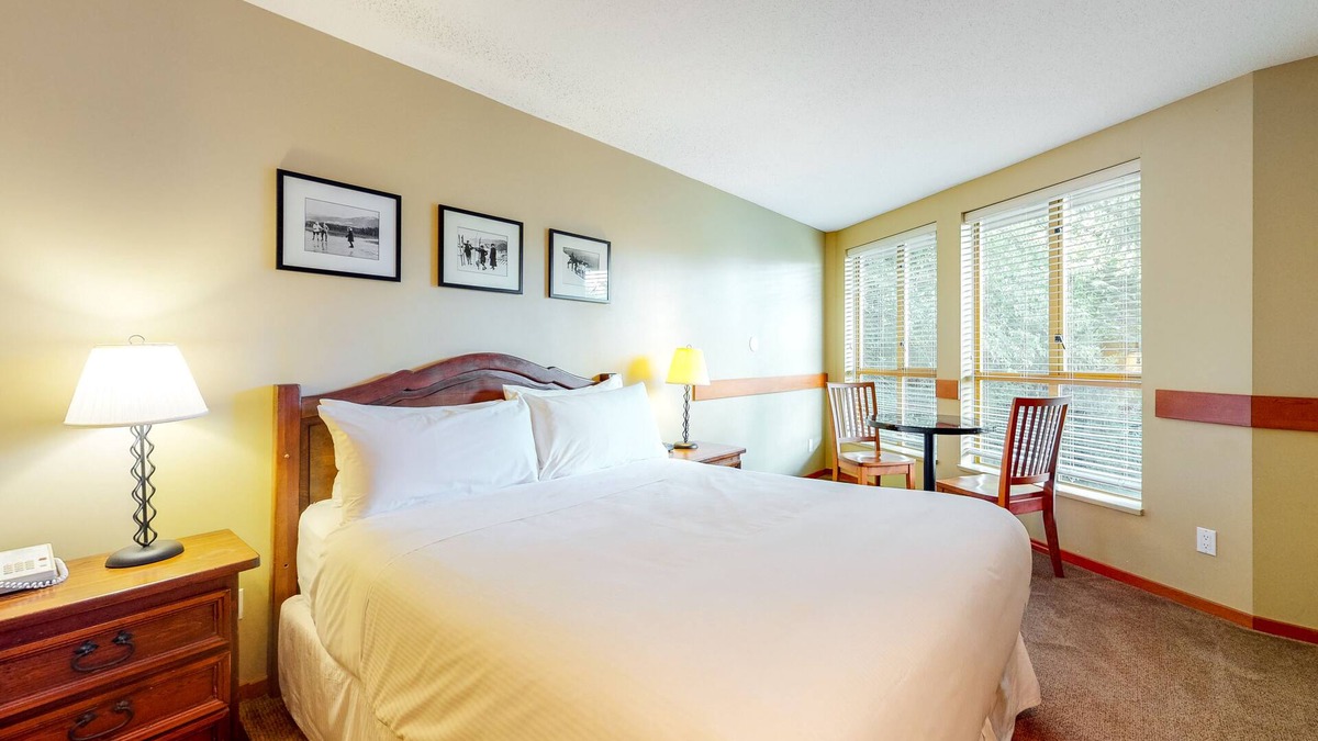 Cozy 4th-floor studio with pool, hot tubs, saunas & gym - walk to lifts