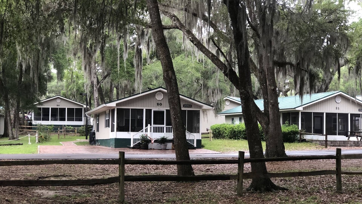 Cozy Cabin by the Lake - Salt Springs Resort