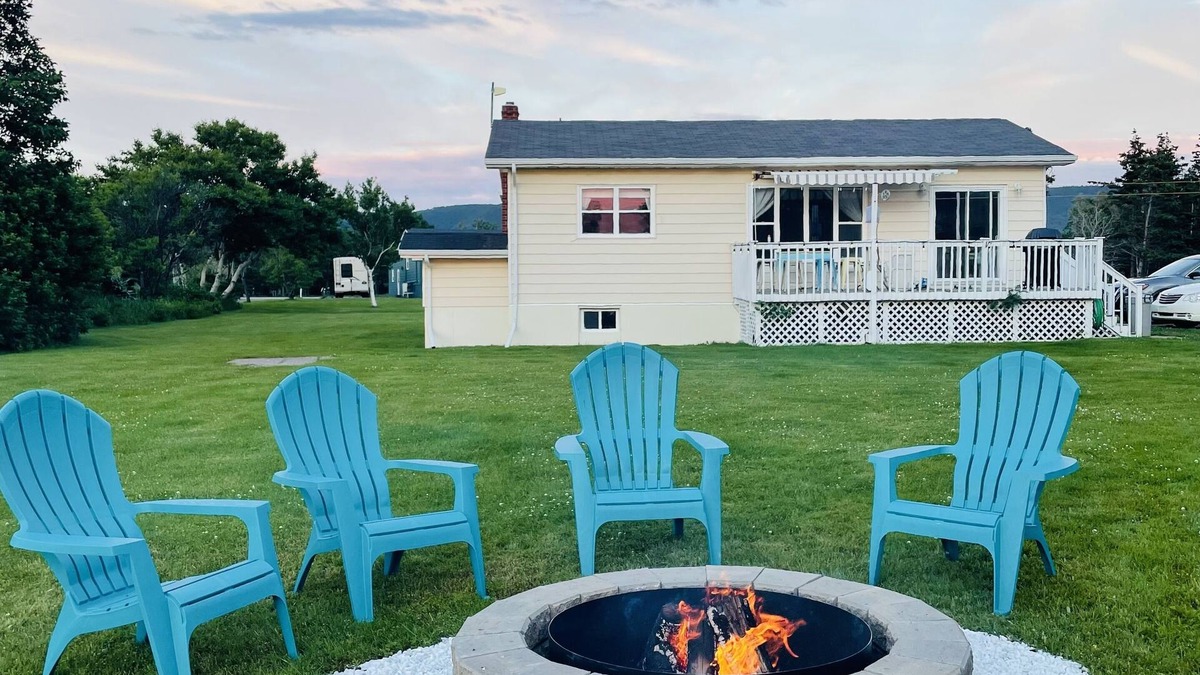 Cozy cottage w/sunset views + quick walk to a private beach (dog friendly!)