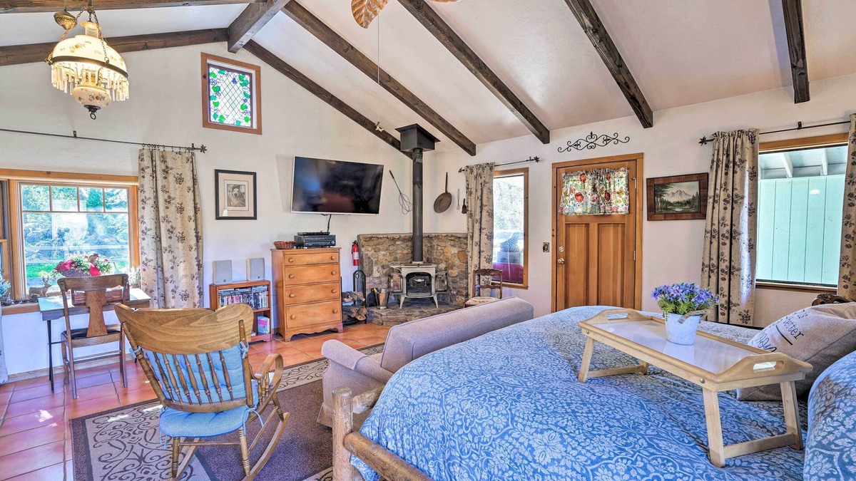 Cozy 'Story Book Barn Cottage' w/Scenic View