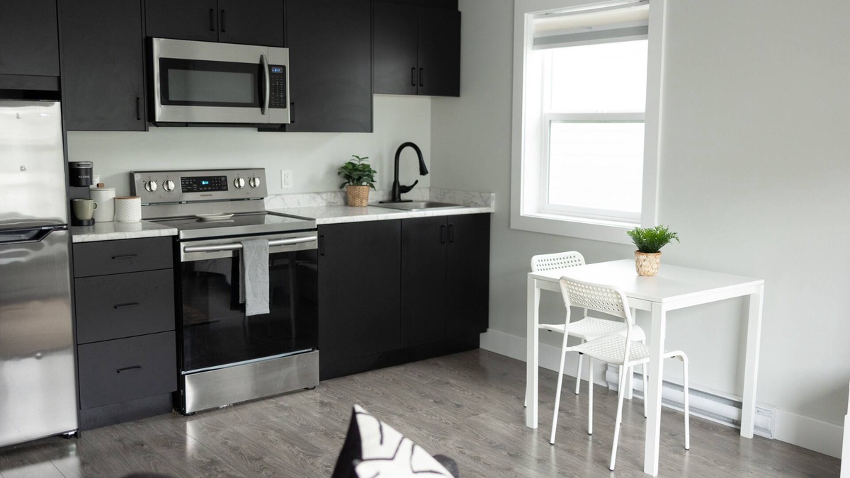 Cozy west coast suite five minutes from the beach