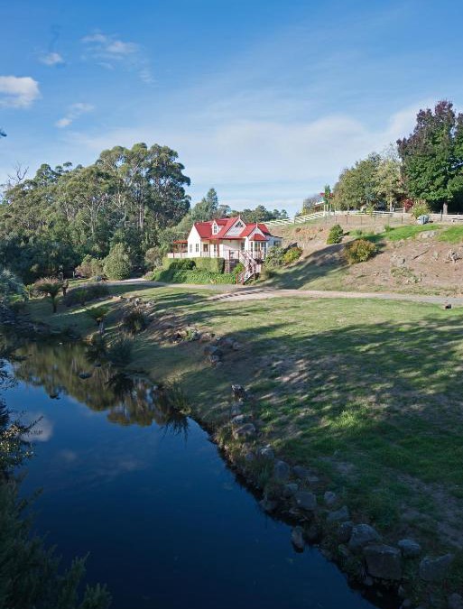 CRABTREE RIVERFRONT COTTAGES 2 cottages EMILY & ELIZA COTTAGES Beautiful riverfront peaceful location RELAX & ENJOY