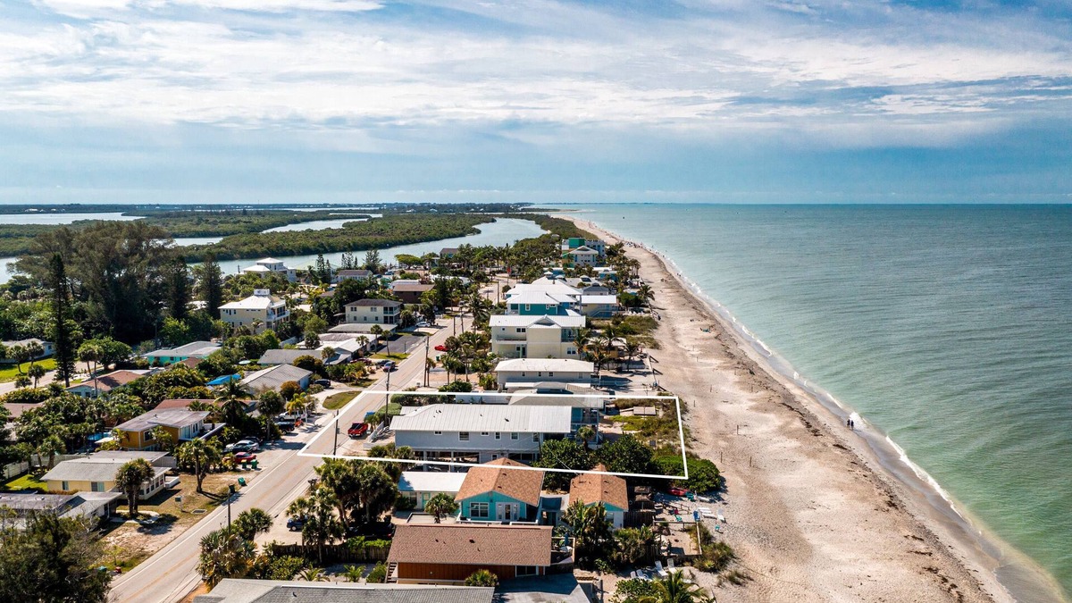Direct Beachfront Condo with Huge Balcony Overlooking Gulf of Mexico!