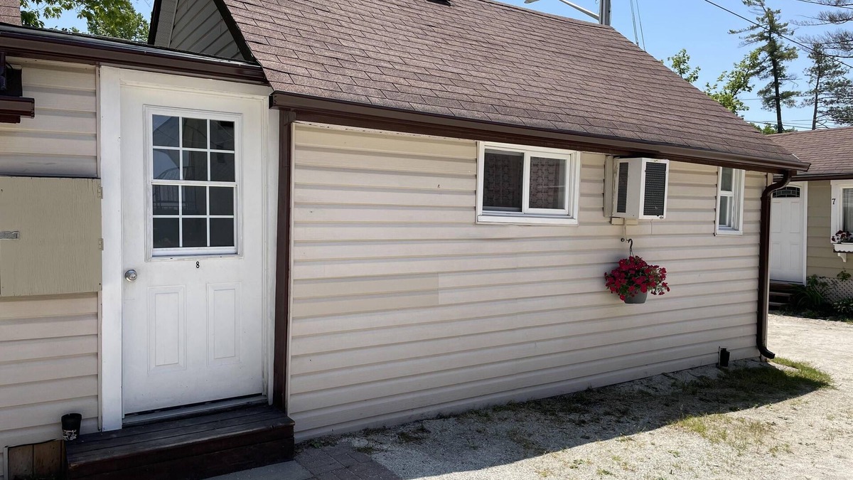Dock Life Beach 1 - Cottage 8, Riverside, 2 bdrm and Loft, 3 min walk to Beach 1