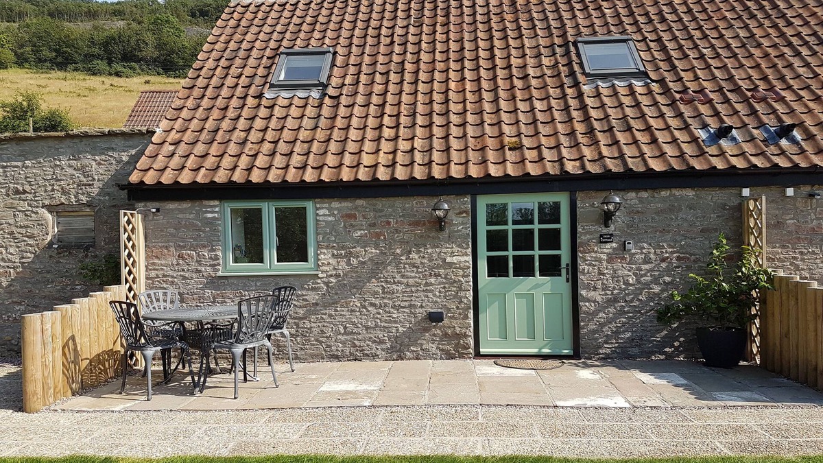 Dog & family friendly 2 bed barn conversion in country setting