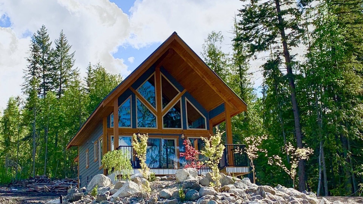 Driftwood Chalet overlooking Shuswap Lake, perfect for couples! Golf on-site!