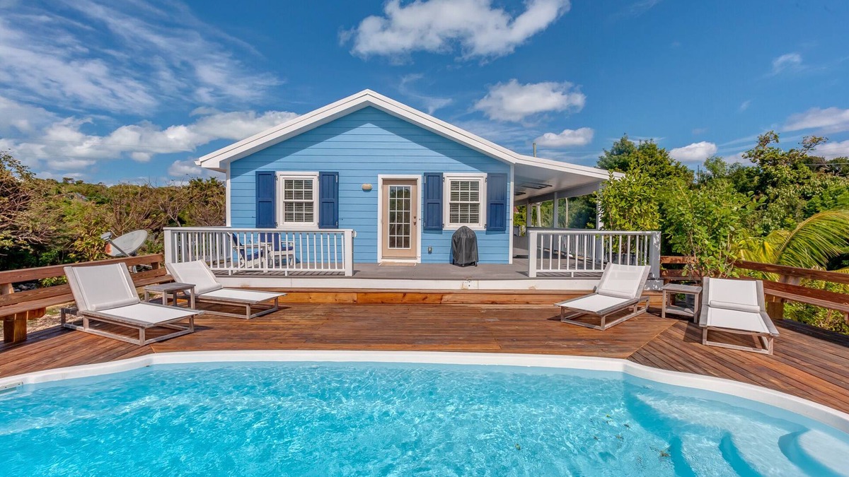 Elbow Joint: Comfortable Island Escape in White Sound near Firefly Resort