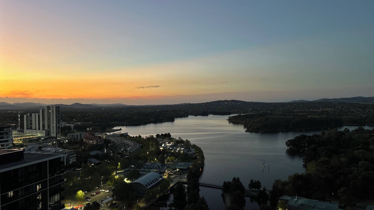 Elegant apartment with Skyline views. 5 min to Canberra university