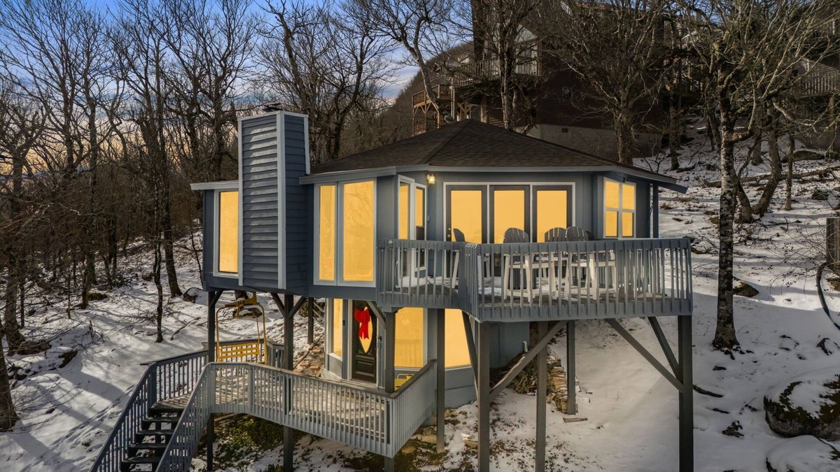 Experience Peak Bliss: Ski-In/Ski-Out Haven, 200FT to Lift, Mtn Views Aplenty!