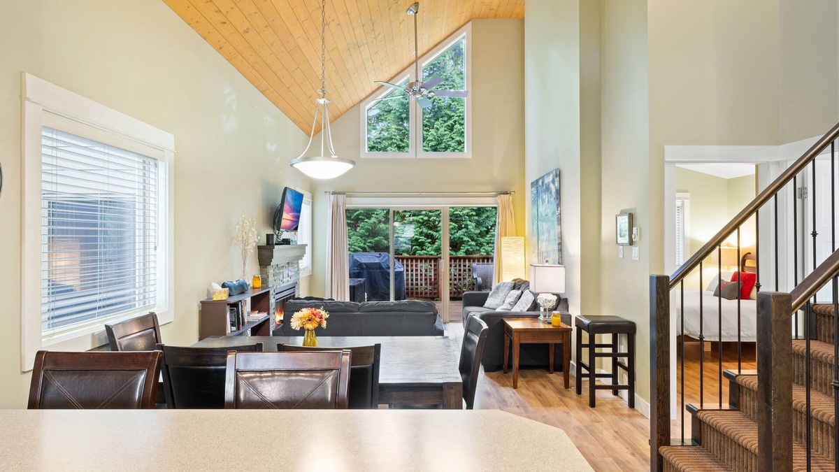 Falcon's Rest is a cosy retreat to enjoy all year! Special rates for long stay.