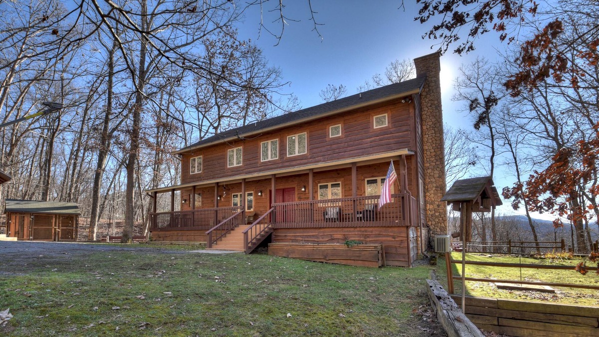 Family Farmhouse - Blue Ridge, GA
