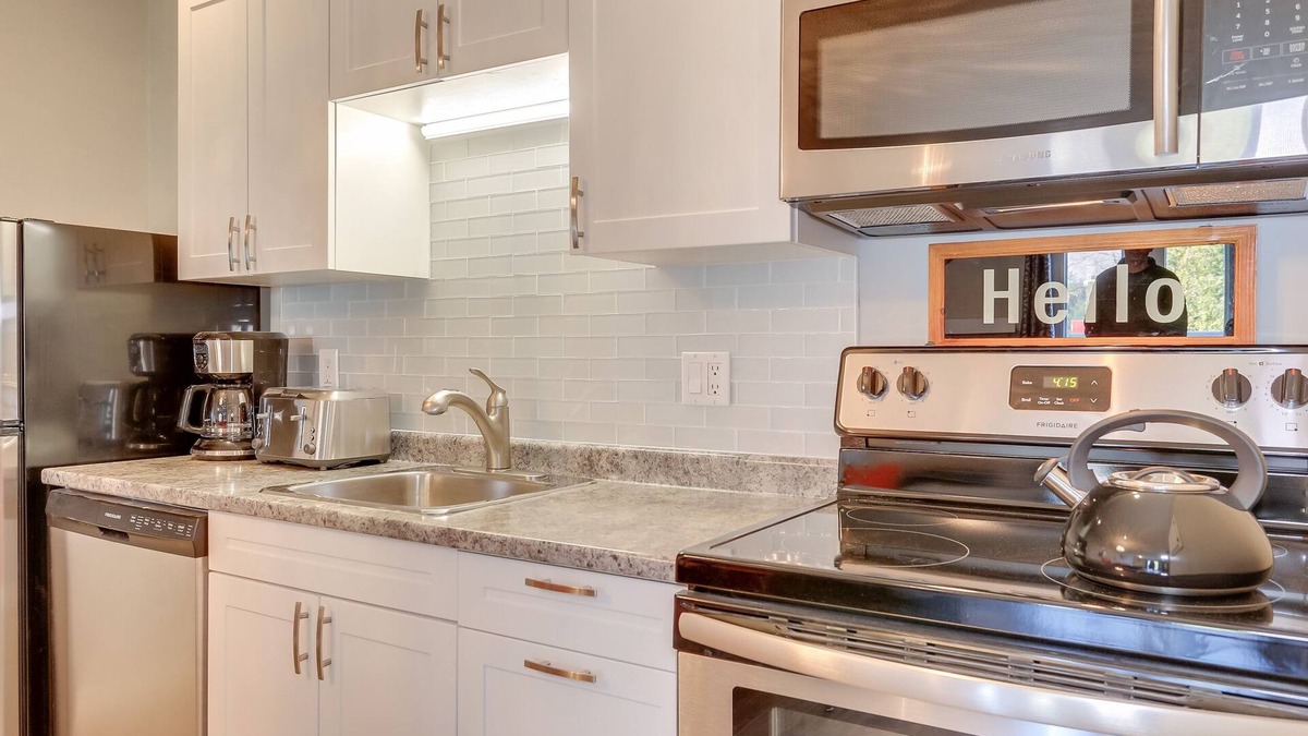Family Friendly Modern & Chic Condo - Your Sanctuary Suite. Welcome gift.
