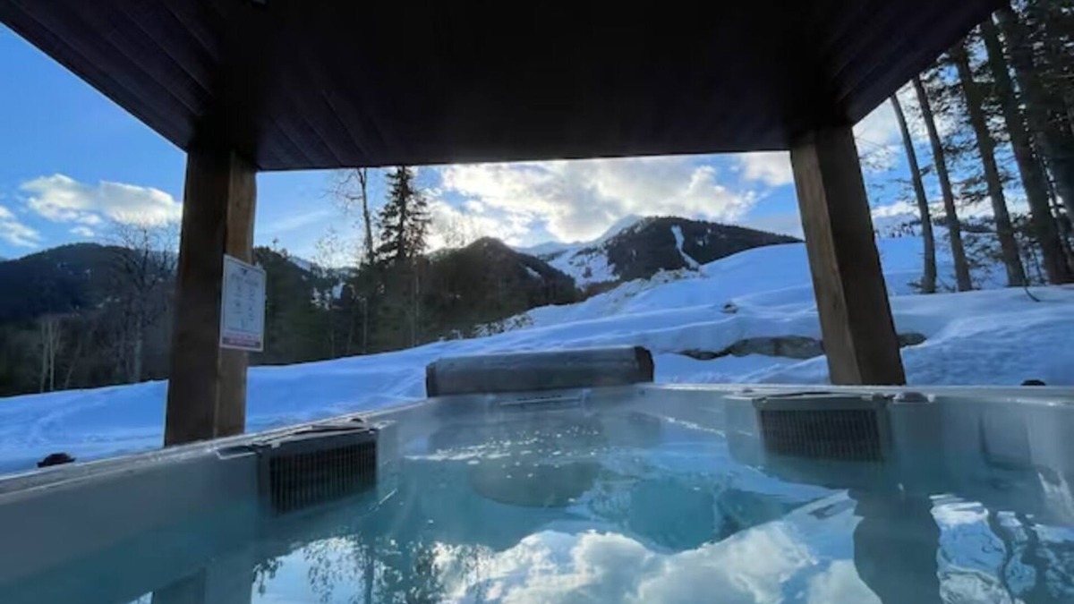 Fernie Alpine Resort Retreat | Swim Spa & Sauna An