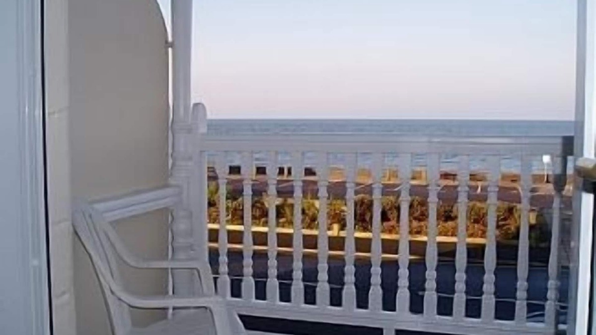 First floor seaside apartment with balcony and spectacular sea views.