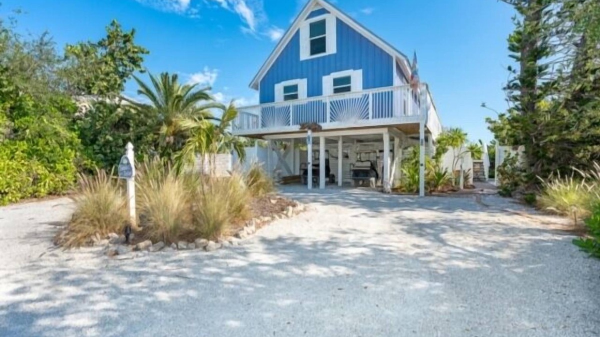 Fish Tales & Flip Flops - Spectacular Palm Island pool home