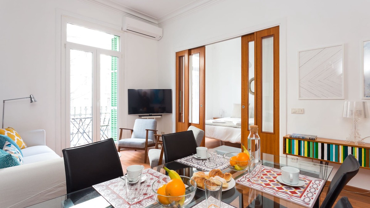 Flat w/balcony in heart of Barcelona (Eixample & Historic Center)